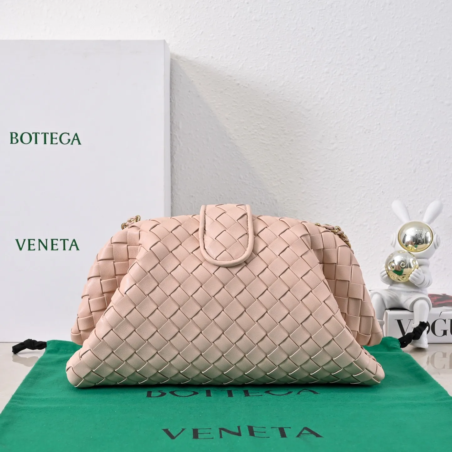 Batch 2260 Bitters Venetia 2024 summer series brings Lauren 1980 handbags back to the public eye. The design of the bag is inspired by ancient Roman architecture. It uses the brand's iconic Intrecciato lambskin woven bag body with a hard frame. No logo can be seen on the whole bag. It is equipped with a leather woven metal chain. When using it as a clutch, just put the chain directly in the bag ~ showing an elegant and timeless style. Decades later, when Lauren Hutton once again walked on the Bottega Venetia spring and summer show with this bag, the charm of the year still remains intact despite the passage of time. Size: 31.5*16.5*11 Style No.: 5807